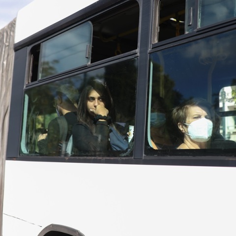 Οδηγός λεωφορείου έσωσε κοπέλα που παρενοχλούσαν νεαροί