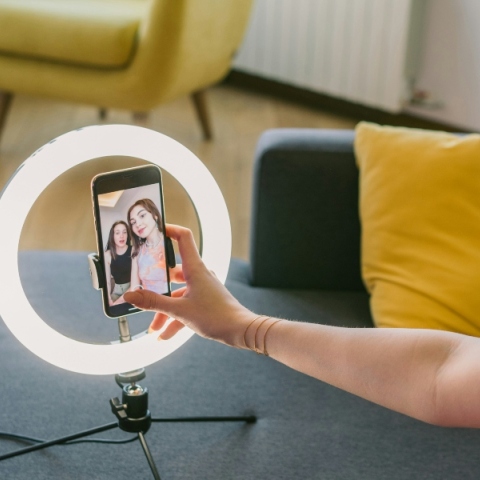 δυο κοριτσια τραβανε selfie