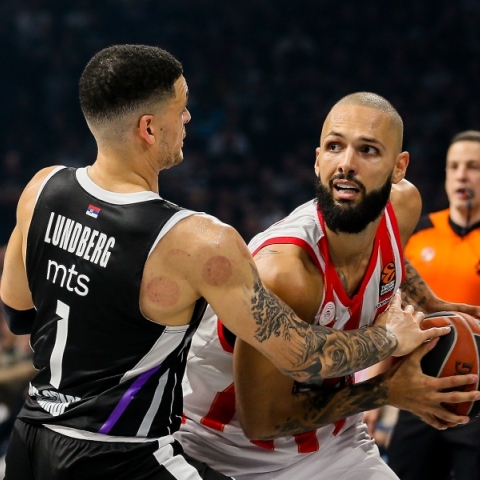 2 παιχτες του μπασκετ