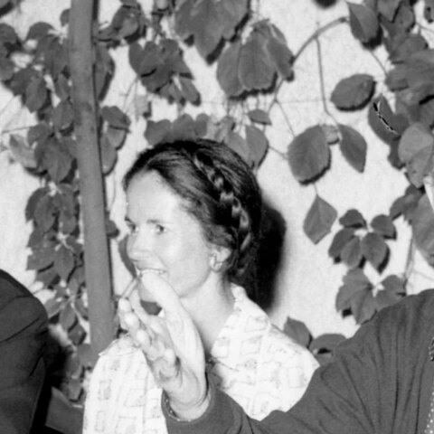 1975, Ο Ζισκάρ ντ'Εστέν με τον Κωνσταντίνο Καραμανλή στην ταβέρνα του Ξυνού