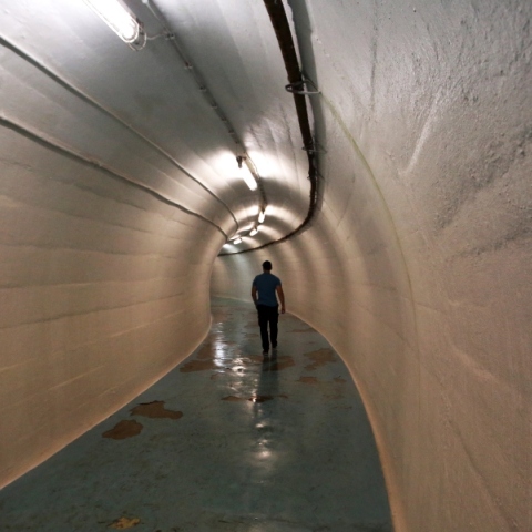 ανδρας περπαταει σε υπογειο καταφυγιο πολεμου