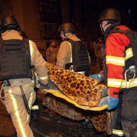 στρατιωτες κουβαλανε φορειο με τραυματία