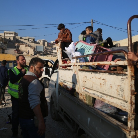 Κάτοικοι απομακρύνονται από τα σπίτια τους 