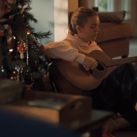 κοριτσι παιζει κιθαρα