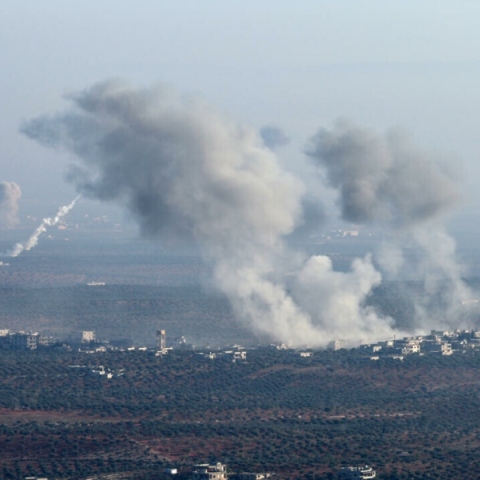 εκρηξη, καπνοι, σπιτια, βουνα