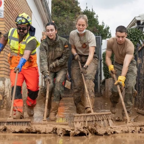 Συνεργεία καθαρισμού απομακρύνουν λάσπες 