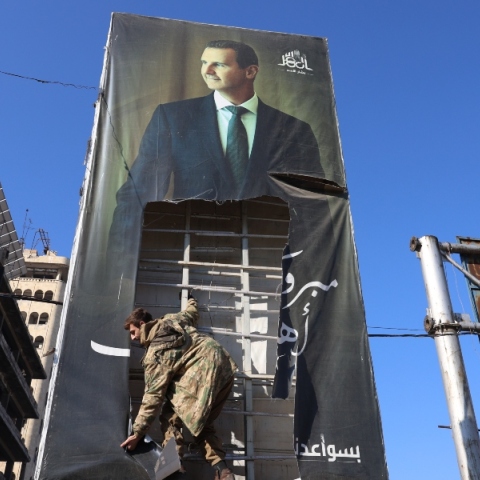 Τζιχαντιστής σκίζει αφίσα του Σύριου πρόεδρου, Μπασάρ αλ Άσαντ