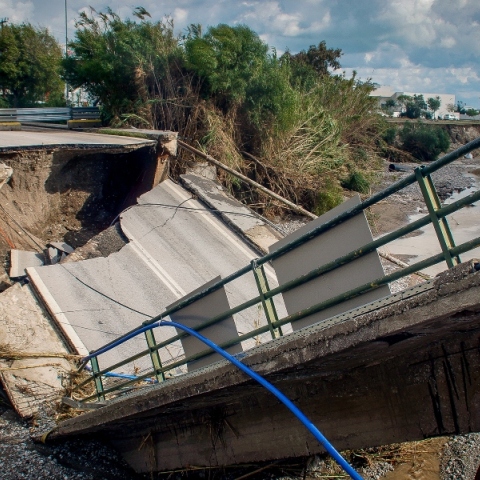 κατεστραμμένη γεφυρα από κακοκαιρία