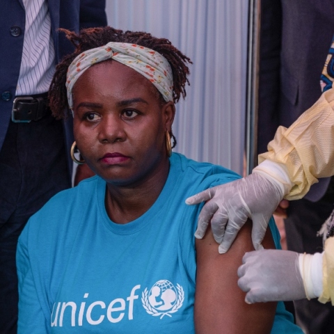 κάτοικος του Κονγκο εμβολιάζεται