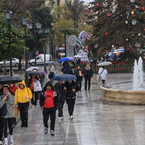 κοσμος με ομπρελες στο Συνταγμα
