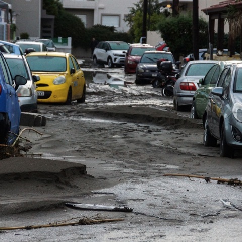 Κακοκαιρία Bora: Γιατί η σύγκριση του όγκου νερού στη Ρόδο με τη Βαλένθια είναι λανθασμένη