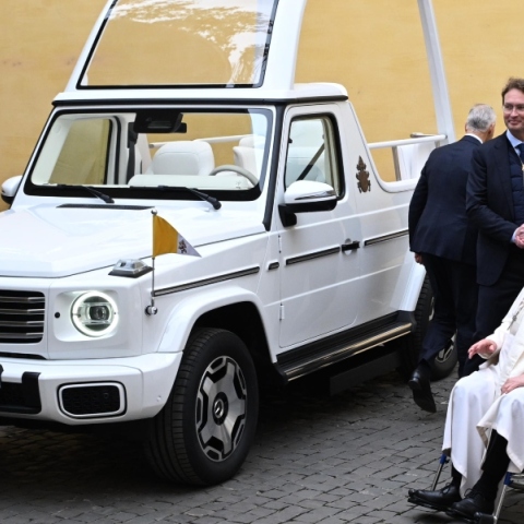 Ο Πάπας Φραγκίσκος διπλα σε αυτοκινητο