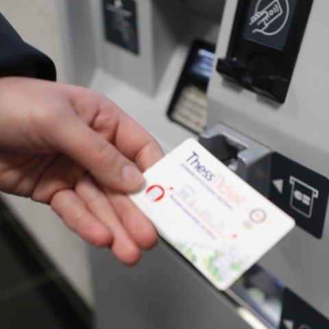 επιβατης σε μετρό χτυπαει εισιτηριο