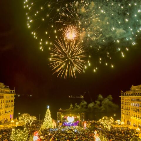 ΦΩΤΑΓΩΓΗΣΗ ΤΟΥ ΧΡΙΣΤΟΥΓΕΝΝΙΑΤΙΚΟΥ ΔΕΝΤΡΟΥ ΣΤΗΝ ΘΕΣΣΑΛΟΝΙΚΗ (ΒΑΣΙΛΗΣ ΒΕΡΒΕΡΙΔΗΣ/ΜΟΤΙΟΝΤΕΑΜ)