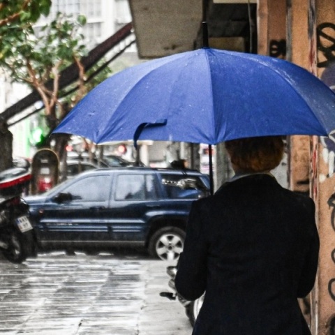 γυναικα κραταει ομπρέλα