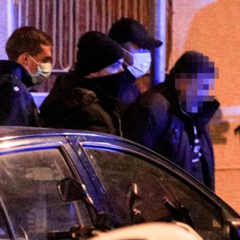 αστυνομικοι μεταφέρουν κρατουμενο