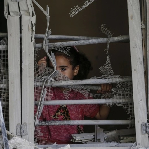 κοριτσι αναμεσα σε συντρίμμια 