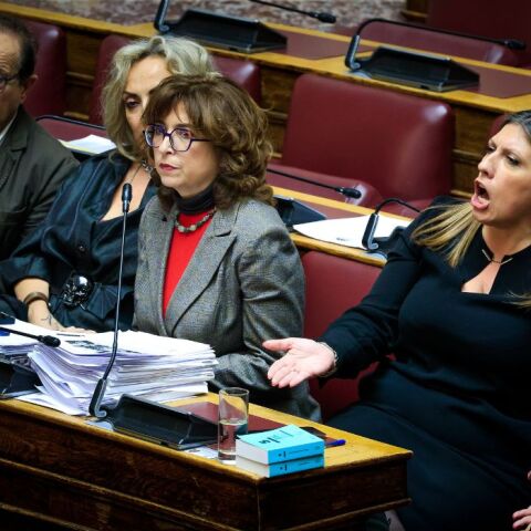 Ζ. Κωνσταντοπούλου: Σε έξαλλη κατάσταση με επίθεση κατά πάντων