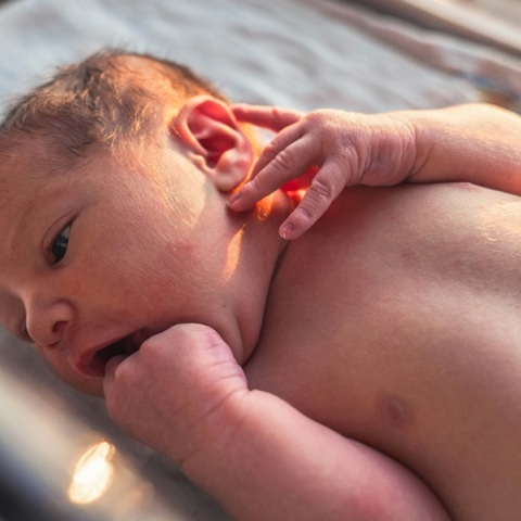 Θεσσαλονίκη: Διασώστες του ΕΚΑΒ ξεγέννησαν γυναίκα στο σπίτι της