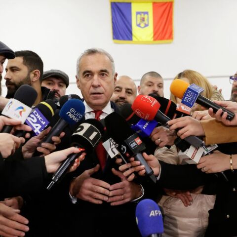 Καλίν Γκεοργκέσκου: Το προφίλ του φιλοπουτινικού ακροδεξιού υποψηφίου προέδρου της Ρουμανίας