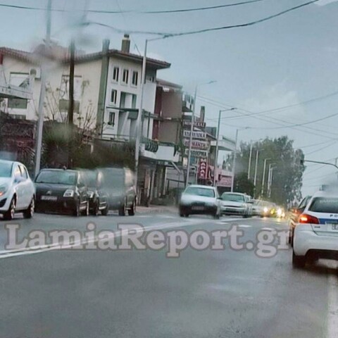 Τροχαίο με εγκατάλειψη στη Λαμία: Μηχανή παρέσυρε κοπέλα και την άφησε τραυματισμένη