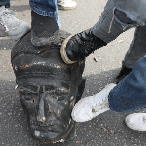 Συρία: Πολίτες λεηλάτησαν το προεδρικό μέγαρο της Δαμασκού - Γκρεμίζονται τα αγάλματα των Άσαντ