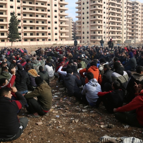 κρατουμενοι καθισμενοι στο εδαφος