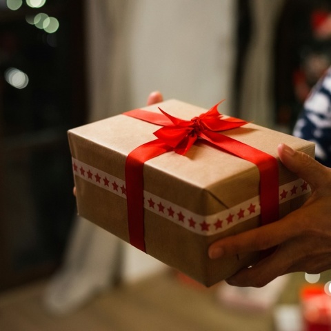 Χέρια κρατούν ένα δώρο