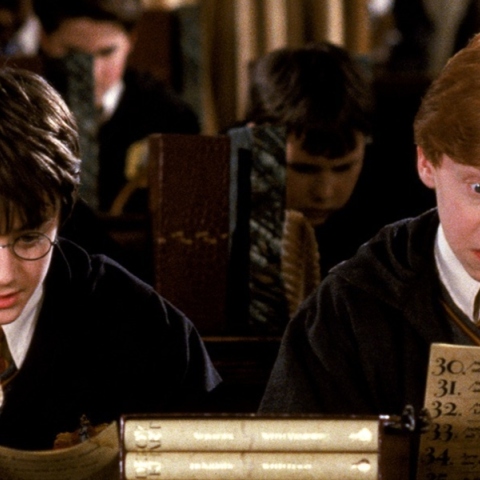 2 μαθητες καθισμενοι σε θρανιο