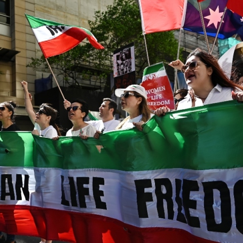 διαδηλωση, πανό, σημαιες