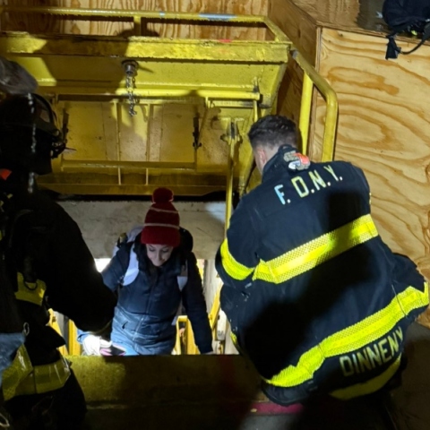 πυροσβεστες απεγκλωβιζουν κοσμο απο μετρο