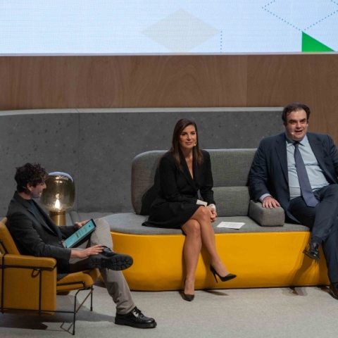 Ο δημοσιογράφος Νίκος Ευσταθίου, η Γενική Διευθύντρια της Google για τη ΝΑ Ευρώπη, Πέγκυ Αντωνάκου, και ο Κυριάκος Πιερρακάκης, Υπουργός Παιδείας