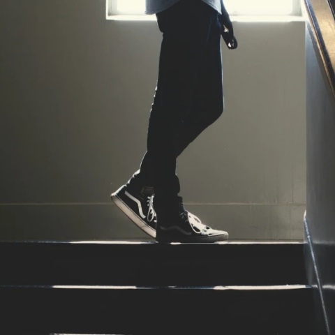 μαθητης περπαταει σε σκαλοπατια