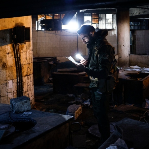 ανδρας με φακο διαβαζει εγγραφα