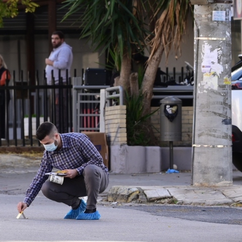αστυνομικός εξεταζει τον τοπο του εγκλήματος