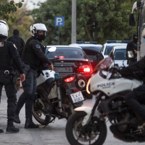 Μεγάλη επιχείρηση της ΕΛ.ΑΣ. με πάνω από 20 συλλήψεις για εκβιασμούς και όπλα 