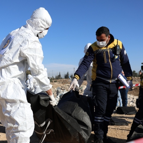 ιατρικο προσωπικο απομακρυνει σορους