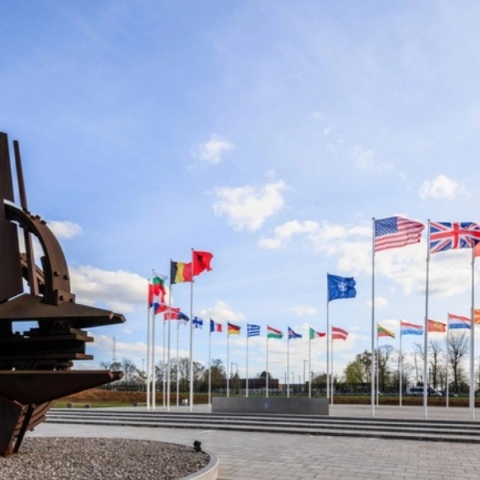 κτιριο ΝΑΤΟ, σημαιες