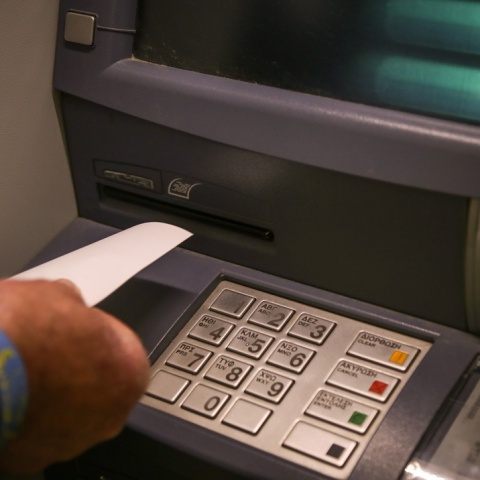 Ποιοι θα δουν χρήματα στον λογαριασμό τους από ΕΦΚΑ και ΔΥΠΑ την ερχόμενη εβδομάδα