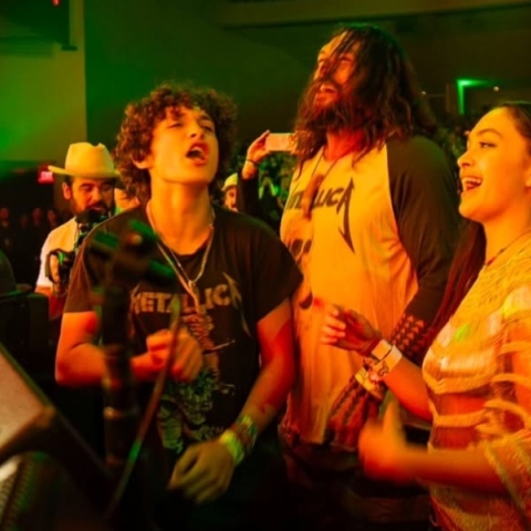 Ο Τζέισον Μομόα με τον γιο του στη συναυλία των Metallica