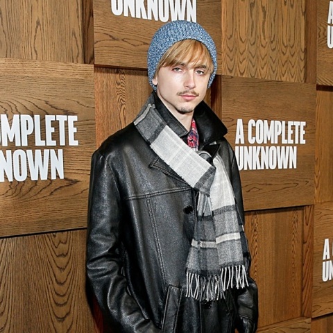 Ο Τιμοτέ Σαλαμέ αναδημιουργεί το εμβληματικό λουκ του Μπομπ Ντίλαν με ξανθά μαλλιά στην πρεμιέρα του «A Complete Unknown» στη Νέα Υόρκη