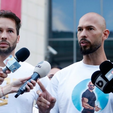 O Άντριου Τέιτ (δεξιά) και ο αδερφός του Τρίσταν