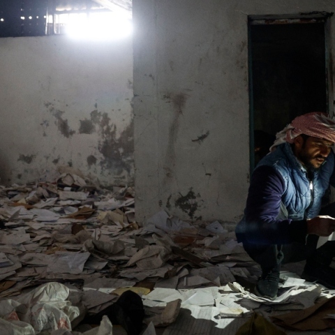 ανδρας διαβαζει βιβλιο, κραταει φακο