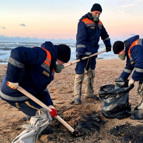 ρωσοι καθαριζουν παραλια