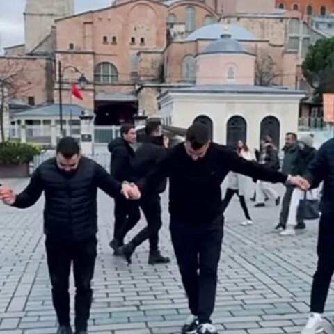 Κρητικοί χόρεψαν συρτό έξω από την Αγιά Σοφία