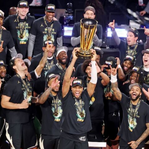 Ο Γιάννης Αντετοκούνμπο πανηγυρίζει το NBA Cup που κατέκτησε με τους Μιλγουόκι Μπακς