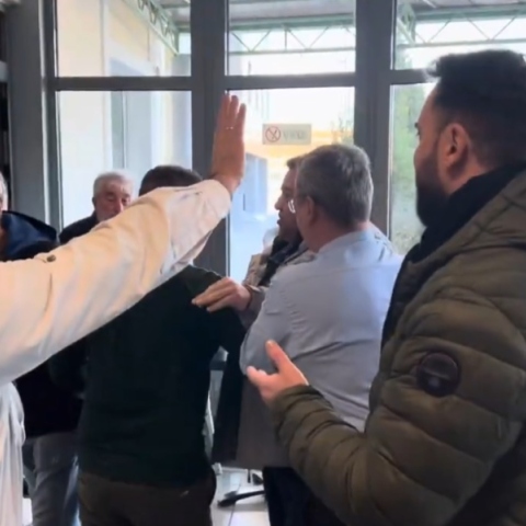 ανδρες σπρωχνονται