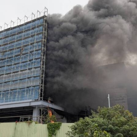 κτιριο, φωτια, καπνοι