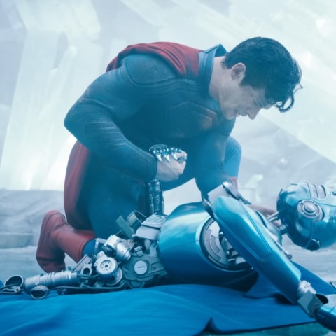 Ο Σουπερμαν μαζι με ρομποτ