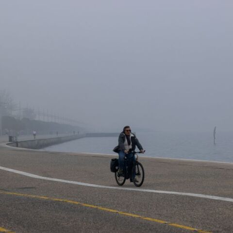 «Κρύφτηκε» στην ομίχλη η Θεσσαλονίκη: Προβλήματα στις πτήσεις στο αεροδρόμιο «Μακεδονία»